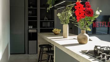 Vila Deluks, 2 kamar tidur, pemandangan kolam renang | Dapur pribadi | Lemari es, microwave, mesin pembuat kopi/teh, dan ketel listrik