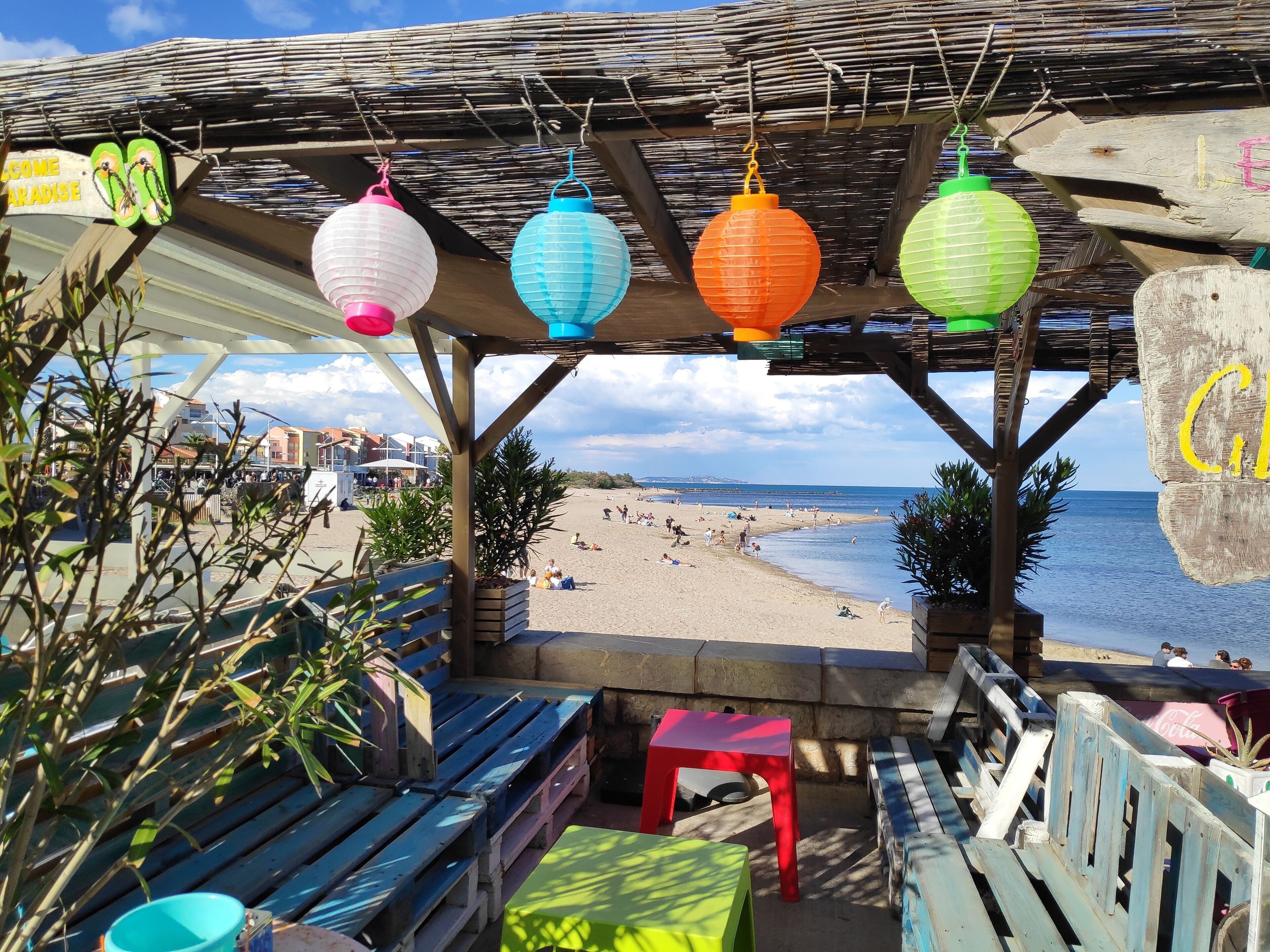 Playa en los alrededores y camastros 