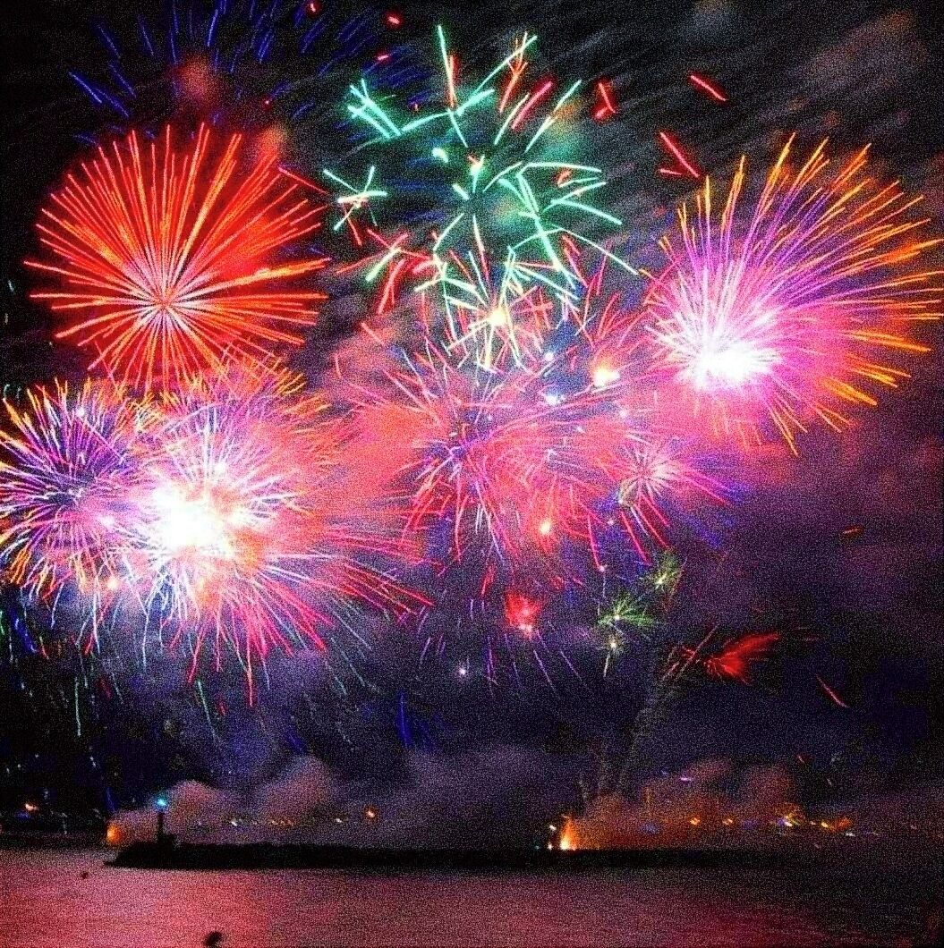 Escena nocturna con fuegos artificiales.