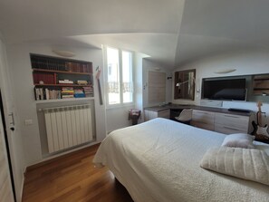 2 bedrooms, iron/ironing board, WiFi