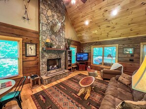 Smart-tv, een open haard en een dvd-speler