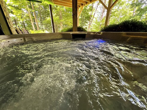 Bearly Behaving - 3BR/3BA Cabin w/Hot Tub, Gas F/P, Pets Welcome Near Boone