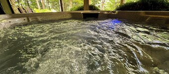 Bearly Behaving - 3BR/3BA Cabin w/Hot Tub, Gas F/P, Pets Welcome Near Boone