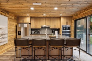 Fridge, microwave, oven, stovetop - Experience luxury at Smoky Mountain Hideaway, just 5 miles from downtown Gatlinburg (Gatlinburg)