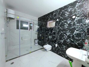 Douche, serviettes fournies, savon, shampoing