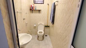 Deluxe-studio, kaupunkinäköala | Kylpyhuone | Suihku, sadesuihkupää, ilmaiset hygieniatuotteet, tohvelit