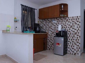 Estúdio conforto, vista para a cidade | Cozinha privada | Frigobar, micro-ondas, talheres/pratos/utensílios de cozinha