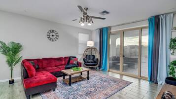 Télévision, cheminée, espaces bureaux