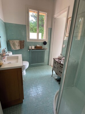 Dusche, Haartrockner, Bidet, Handtücher