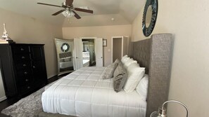 3 bedrooms, iron/ironing board, WiFi, bed sheets - Modern home with pool (League City)