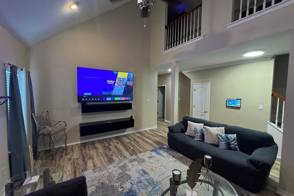 TV connectée, cheminée, baby-foot, chaîne hi-fi