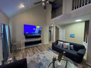 TV connectée, cheminée, baby-foot, chaîne hi-fi