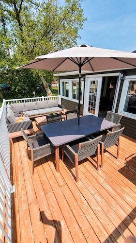 Gray Haven: Lake View Patio, Hot Tub, 1 min to beach!
