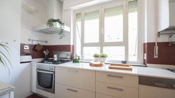 KĂŒhlschrank, Mikrowelle, Ofen, Herdplatte