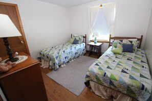 3 bedrooms, iron/ironing board, WiFi - Cozy Retreat in South Chatham (2374) (Chatham)