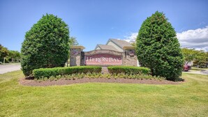 Un panneau indiquant l’accès à Heron Bay, situé au 6172, avenue Catalina.