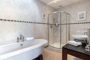 Hair dryer - Dormie Cottage, spacious bungalow with log fire! (Aberdeenshire)