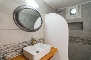 Chambre quadruple pour lune de miel, patio, vue sur la mer | Salle de bain | Articles de toilette (gratuits), séchoir à cheveux, peignoirs
