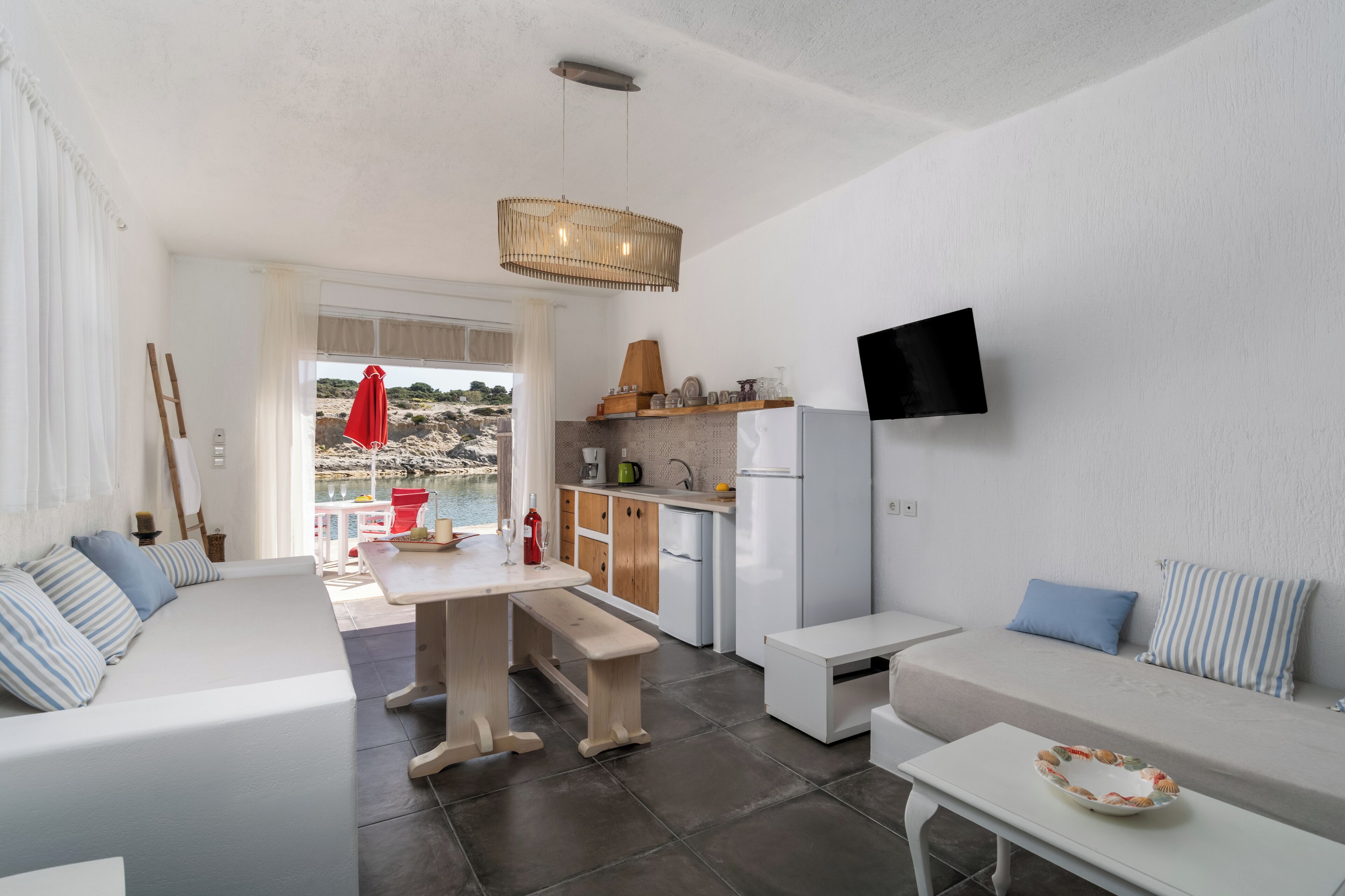 Neljän hengen häämatkahuone, patio, merinäköala | Tallelokero huoneessa, yksilöllisesti sisustettu