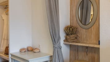Habitación triple Deluxe, patio, vista al mar | Caja de seguridad en la habitación y decoración personalizada