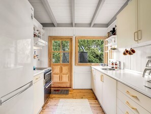 Fridge, dishwasher, cookware/dishes/utensils