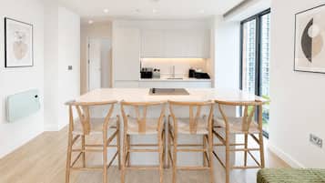 Fridge, oven, stovetop, dishwasher