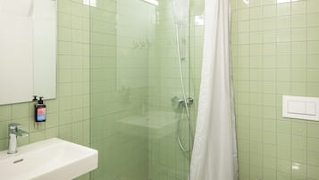 Doccia, pavimenti riscaldati, asciugamani, sapone