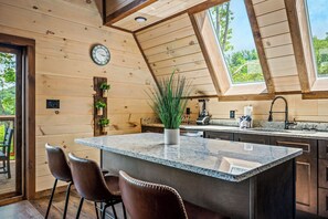 Kylskåp, mikrovågsugn, ugn och spishäll