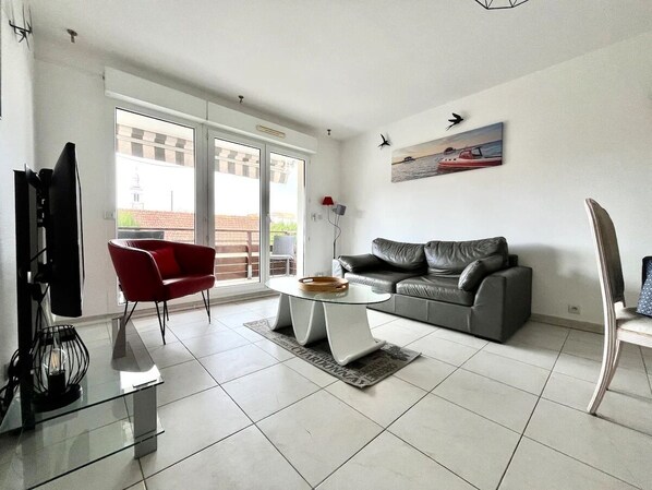 TV - Arcachon Bel Appartement Avec Terrasse Plage à Pied (Arcachon)