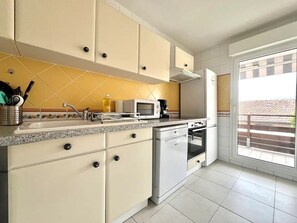 Fridge, microwave, oven, stovetop - Arcachon Bel Appartement Avec Terrasse Plage à Pied (Arcachon)