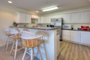 Fridge, microwave, oven, stovetop - Beautiful 2 Bedroom 2 Bath Condo, Walk to the Beach, Sleeps 8 (Oak Island)