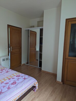 1 habitación, wifi y ropa de cama