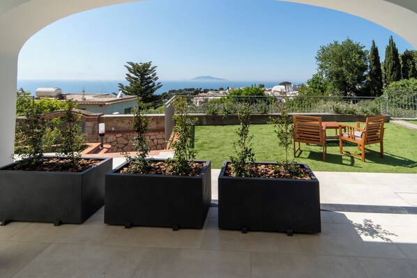 Chambre supérieure double, vue sur la mer | Coffre-fort, bureau, rideaux d’obscurcissement, accès au Wi-Fi (inclus)