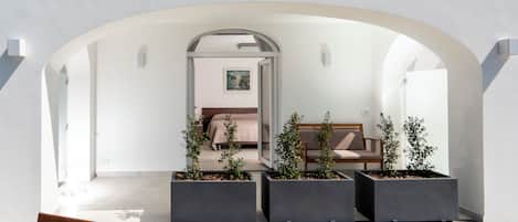 Superior tweepersoonskamer, uitzicht op zee | Een kluis op de kamer, een bureau, verduisterende gordijnen, gratis wifi