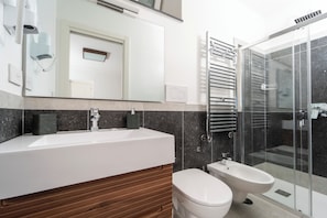 Chambre supérieure double, vue sur la mer | Coffre-fort, bureau, rideaux d’obscurcissement, accès au Wi-Fi (inclus)