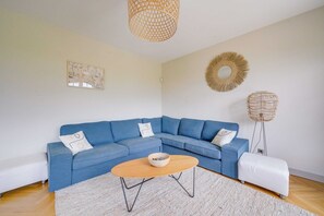 Télévision, livres, espaces bureaux