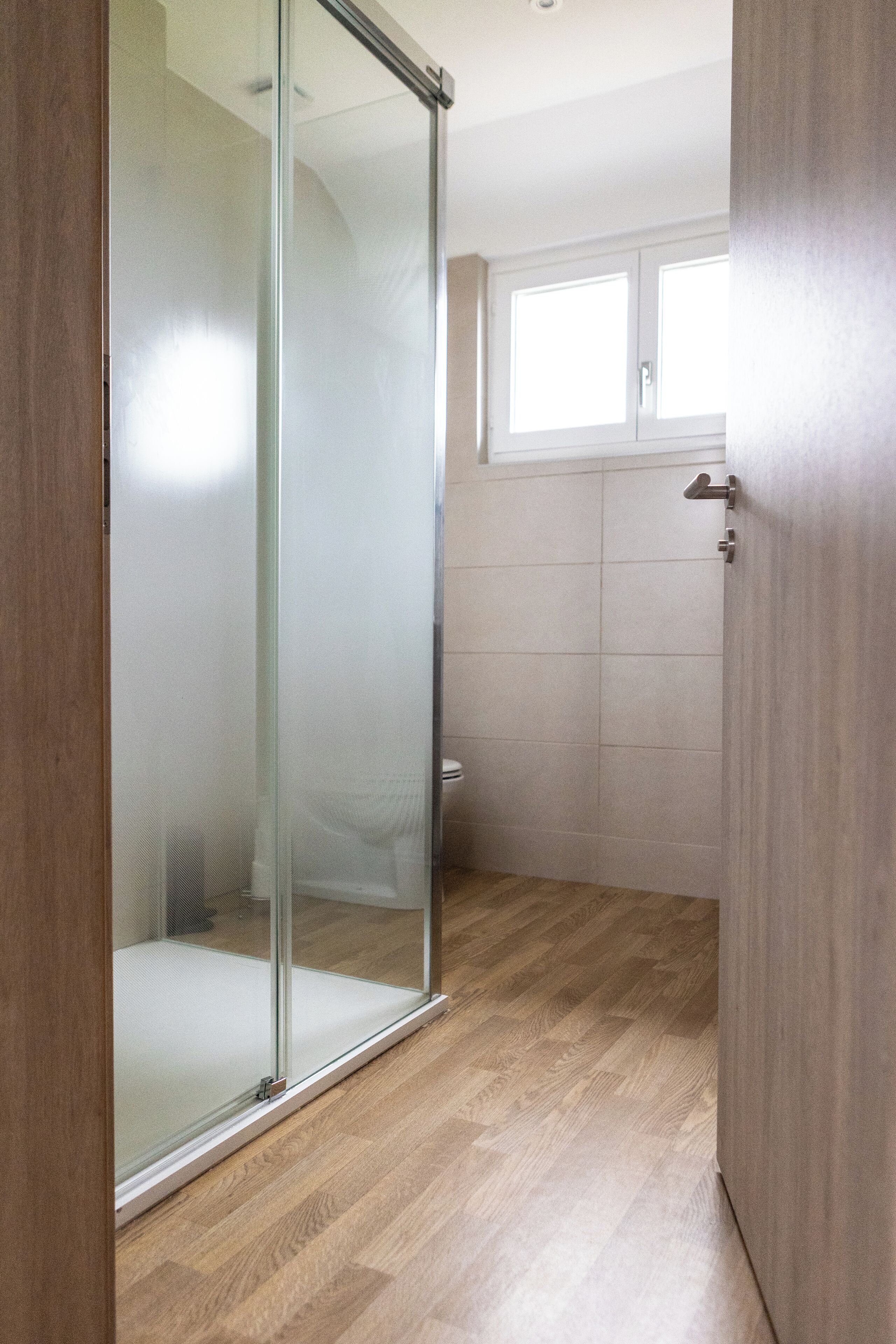 Een douche, een haardroger, handdoeken, zeep