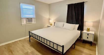 Modern Apartment Steps from UNMC & Dining