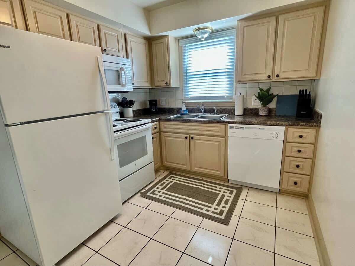 ثلاجة، ميكروويف، فرن، موقد طهي مسطح