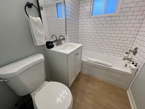 Shower, hair dryer, towels, shampoo - Stylish Midtown Apartment | Walk to Dining & UNMC (Omaha)