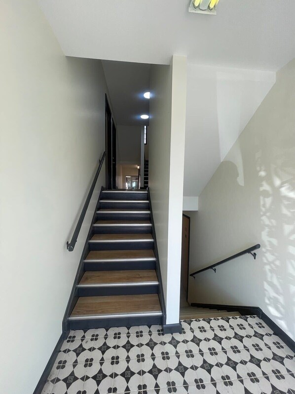 Ascend to your efficient Omaha base. Everything you need, no fuss. - Stylish Midtown Apartment | Walk to Dining & UNMC (Omaha)
