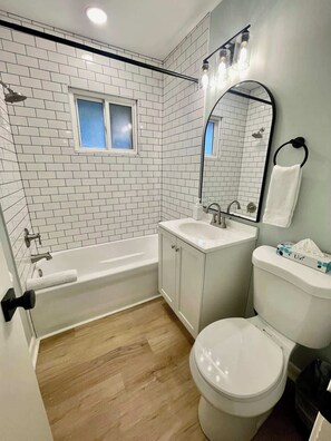 Dusche, Haartrockner, Handtücher, Shampoo