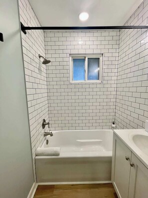 Dusche, Haartrockner, Handtücher, Shampoo