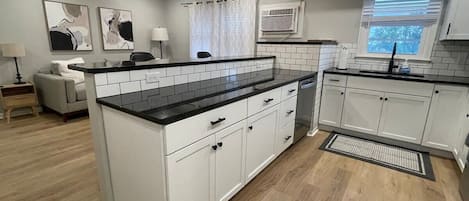 Kylskåp, mikrovågsugn, ugn och spishäll