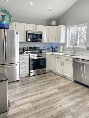 Private kitchen - Stylish Urban Retreat with Deck (Anchorage)