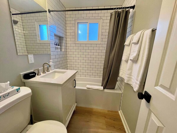 Douche, sèche-cheveux, serviettes fournies, shampoing