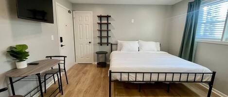 1 slaapkamer, een strijkplank/strijkijzer, wifi, beddengoed