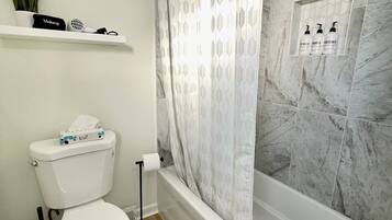 Ducha, secador de pelo, toallas