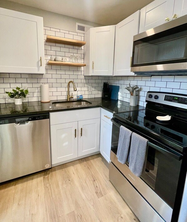 Jääkaappi, mikroaaltouuni, uuni, liesi