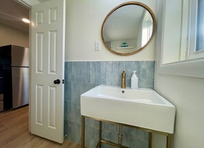 Douche, sèche-cheveux, serviettes fournies